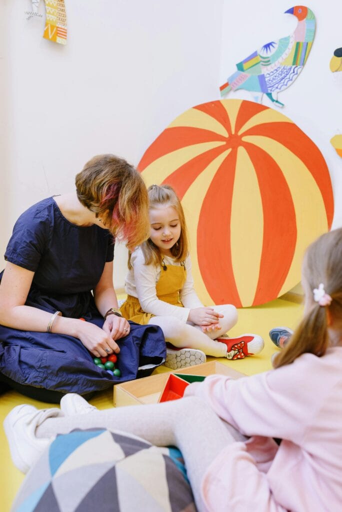 Zdjęcia ukazujące pracę terapeutów z dziećmi podczas zajęć świetlicowych w małych grupach